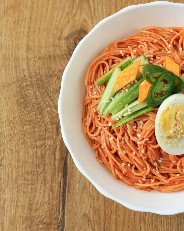 Bibim Guksu is a tasty and healthy dish that brings a taste of Korea to your table in just 15 minutes. Perfect for a quick international culinary adventure! Try it and let us know below 🍜

—

Bibim Guksu es un plato delicioso y saludable que te llevará el sabor de Corea directamente a tu mesa en solo 15 minutos. ¡Perfecto para una rápida aventura culinaria internacional! Pruébalos y cuéntanos 🍜